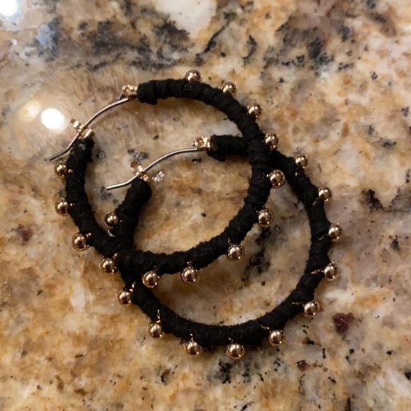 Black and gold colored hoop earrings - Picture 3 of 5